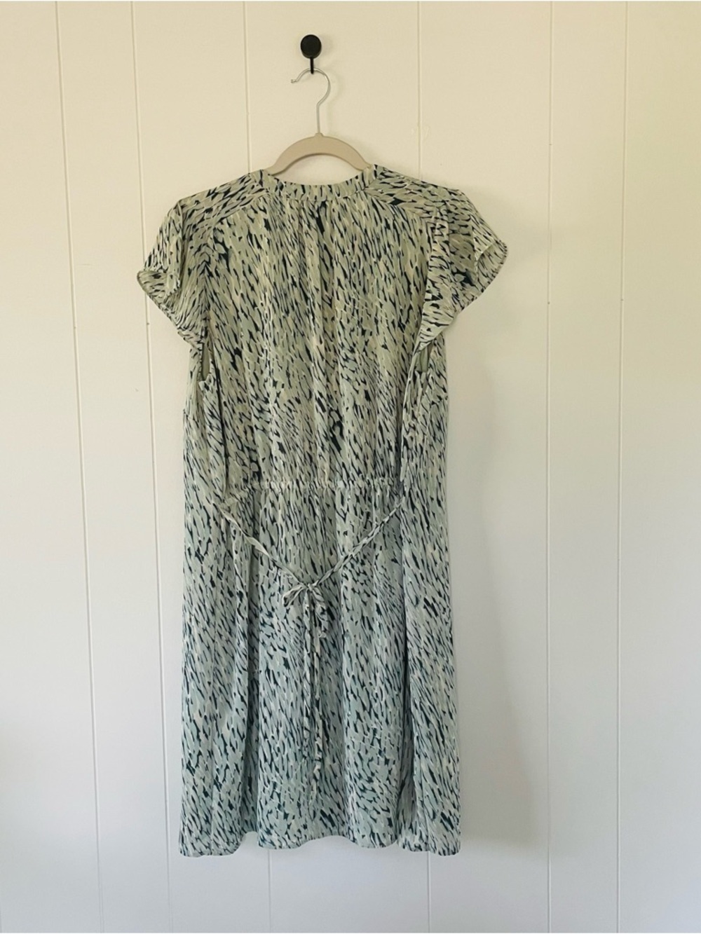 H&M Pale Green Printed V-Neck Midi Dress - Picture 6 of 11